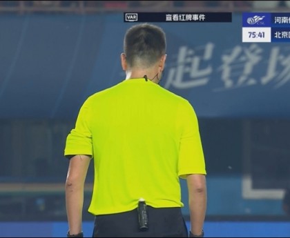 王刚无球状态下击打卡多索面部，主裁判看过VAR后处以黄牌警告