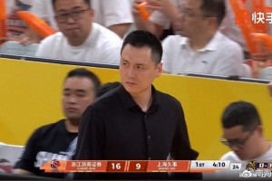 星空体育-卢伟权威再遭挑战！一人被换下与他争吵，拒绝听战术，刺头管不住|洛夫顿|上海队|孙铭徽|上海男篮|林秉圣_新浪新闻