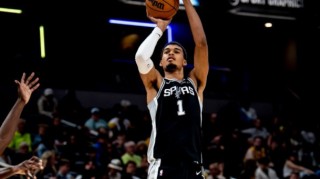 星空体育APP-4000场里程碑！文班29+11马刺送独行侠6连败 弗拉格连4场30+