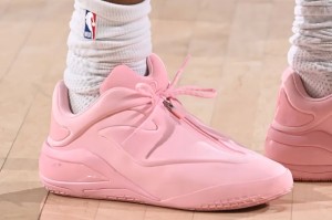 星空体育下载-亚历山大穿着粉色Shai001，得到20分1篮板11助攻