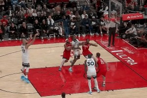 戈贝尔造犯规两罚不中，目前个人罚球10中2